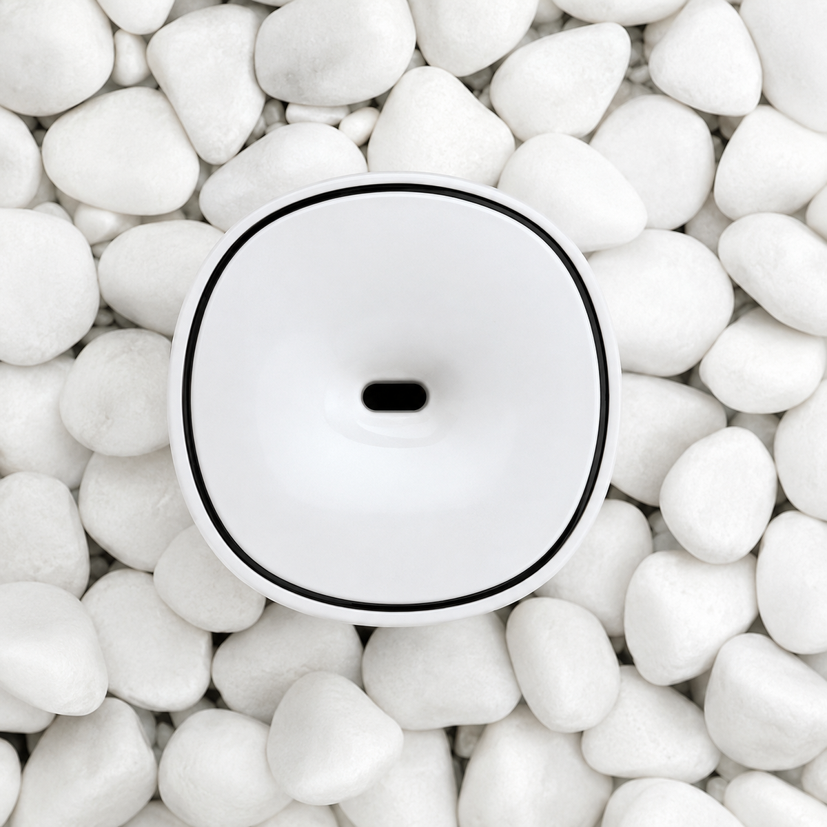 Mini Difusor USB SomniaRing sobre piedras