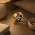 Anillo Inteligente SomniaRing sobre mesita de noche